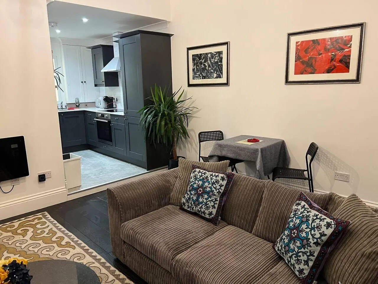 Modern And Spacious 2 Bedroom Flat Near Shoreditch contacts